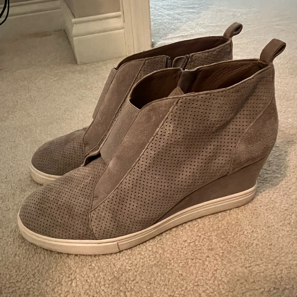 Linea Paulo gray suede sneaker wedges